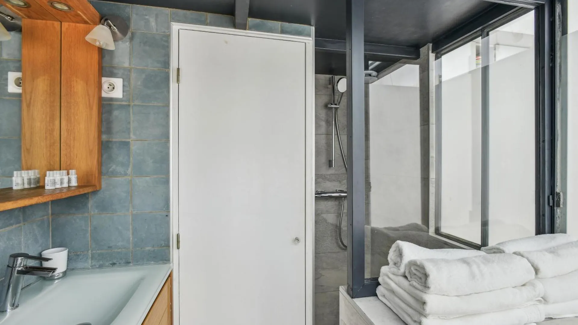 Atypique Loft 3 Personnes With Ac By Weekome Parigi 0*,  Francia